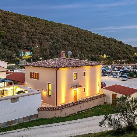 Villa With Sea Views, Jacuzzi, And Roof Terrace
