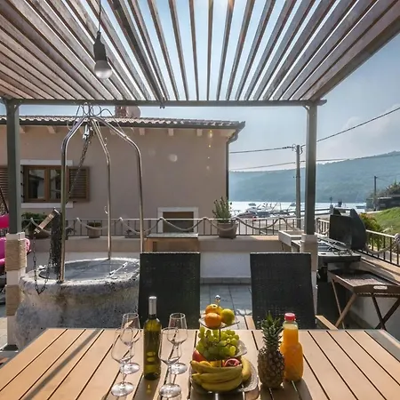 Villa With Sea Views, Jacuzzi, And Roof Terrace